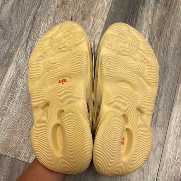 NWT Yeezy Foam Runner Desert Sand - Picture 6 of 7
